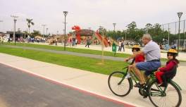 Joinville avança no Plano Cicloviário  Mais três frentes de trabalho vão elevar para 112 quilômetros a rede de ciclovias e ciclofaixas de Joinville. Hoje, a cidade está em terceiro lugar no ranking das cidades com maior quilometragem de faixas excluvias para bicicletas com 101 km. - Fotografo: Mauro Artur Schlieck - Data: 18/09/2012