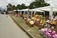 O Cemitério Municipal do bairro Fátima ficou coberto de Flores no dia de Finados. Muitas barracas foram montadas na entrada do cemitério para que todos pudessem fazer sua homengaem - Fotografo: Kátia Nascimento - Data: 02/11/2011