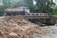 Uma escavadeira hidráulica e dois caminhões caçamba foram utilizados pela Secretaria Regional da Vila Nova para restabelecer o acesso de veículos, moradores da Estrada do Salto 1, na manhã desta quarta-feira, 13, na área rural do bairro Vila Nova, em Joinville.  - Fotografo: Ruy Ferrari - Data: 14/11/2012