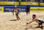 Allison (com a bola) e Guto durante etapa do Circuito Brasileiro de Vôlei de Praia - Fotografo: Divulgação - Data: 13/02/2015