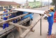 Os trabalhos de manutenção dos abrigos de ônibus em Joinville fazem parte de uma ação rotineira da Prefeitura. Diariamente, uma equipe formada por servidores da Seinfra. Na foto o serviço sendo feito na rua Cegonha, bairro Iririú. - Fotografo: Ruy Ferrari - Data: 10/08/2012