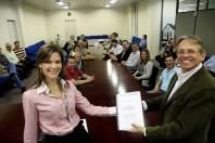  A minuta da nova Lei de Ordenamento Territorial de Joinville foi entregue oficialmente ao prefeito Carlito Merss nesta quarta-feira (28/09) pela diretora presidente do IPPUJ e presidente do Conselho da Cidade, Roberta Noroschny Schiessl - Fotografo: Kátia Nascimento - Data: 28/09/2011