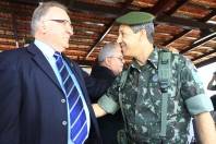 A Troca de Comando do 62 BI de Joinville aconteceu manhã desta quarta-feira (11/01) com a presença de toda a corporação. Quem assume é o Tenente-Coronel Ronaldo França Navarro. O prefeito em exercício,Ingo Butzke cumprimenta o novo comandante - Fotografo: Kátia Nascimento - Data: 11/01/2012