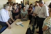 A primeira professora de braille em Joinville, Aurélia Maria Silvy, explica como funciona a primeira máquina de escrever em braille, durante inauguração da nova sede da Ajidevi, nesta quarta (28/11)  - Fotografo: Kátia Nascimento - Data: 28/11/2012