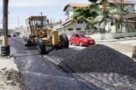 Prefeitura inicia pavimentação asfáltica na Rua Tenente Antônio João no Bom Retiro - Fotografo: Phelippe José - Data: 13/01/2016