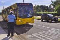 Os agentes de trânsito da Companhia de Desenvolvimento e Urbanização de Joinville (Conurb) seguem orientando e fiscalizando o uso dos corredores de ônibus. - Fotografo: Divulgação - Conurb - Data: 27/04/2012