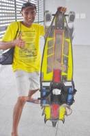 O skatista Marcelo Gervasio Silva, mais conhecido como Marcelo Pedal Verde, chegou em Joinville na sexta-feira (25/11) . Ele, recordista mundial em skate a longa distância, viaja o Brasil inteiro - Fotografo: Divulgação - Data: 29/11/2011