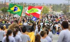 A Semana da Pátria de Joinville conta com dez desfiles em diferentes bairros de Joinville. Na tarde desta egunda-feira (3/9) o evento aconteceu no Adhemar Garcia. - Fotografo: Mauro Artur Schlieck - Data: 03/09/2012