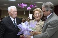 A Prefeitura de Joinville entregou na noite desta segunda-feira (26/3) a Passarela Charlot em homenagem ao jornalista, escritor e advogado, Dr. Carlos Adauto Vieira. Na foto o prefeito Carlito Merss entrega uma orquídea para a esposa do honageado, Carlos Adauto, Marcia Otília Moritz. - Fotografo: Mauro Artur Schlieck - Data: 26/03/2012