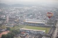 Durante quatro dias, o céu do município esteve colorido devido à 3º edição do Festival de Balonismo de Joinville que encerrou no domingo (9/12). O evento encantou os joinvilenses e inseriu nesses dias - naturalmente - um novo hábito em sua rotina, olhar para o céu. - Fotografo: Divulgação Fundação Turística - Data: 10/12/2012