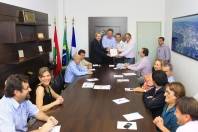 Prefeito Carlito Merss entrega ao presidente da Câmara de Vereadores de Joinville, Odir Nunes, o Projeto de Lei de Ordenamento Territorial - Fotografo: Mauro Artur Schlieck - Data: 08/11/2011