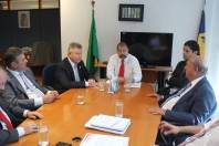 Prefeito Udo Döhler, senador Luiz Henrique da Silveira e deputado federal Mauro Mariani em audiência junto à presidência da Empresa de Correios e Telégrafos, onde trataram da possibilidade da sessão do prédio da Regional dos Correios de Joinville - Fotografo: Divulgação - Data: 19/02/2013