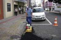 O serviço de tapa-buracos da Secretaria de Infraestrutura Urbana de Joinville é um serviço emergencial que continua e trabalha, inclusive, nos fins de semana. - Fotografo: Vilmar Rebello - Data: 17/05/2012