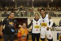 O jogo de estréia da 4ª Edição do Novo Basquete Brasil entre Joinville x Brasília aconteceu nesta segunda (21/11) e inaugurou o novo piso do Centreventos Cau Hansen. O prefeito Carlito Merss prestigiou o evento e ganhou uma camiseta do Joinville - Fotografo: Kátia Nascimento - Data: 21/11/2011