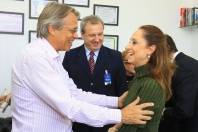 O prefeito Carlito Merss cumprimenta a bailarina Ana Botafogo momentos antes dela receber o título de Cidadã Honorária de Joinville - Fotografo: Mauro Artur Schlieck - Data: 08/11/2011