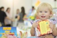 A 9ª edição da Feira do Livro de Joinville é para todos e todas. No entanto, a presença das crianças é uma agradável sensação de que o futuro será ainda melhor.  Olha a felicidade da Renata de 1 ano e dois meses com o seu livro. - Fotografo: Mauro Artur Schlieck - Data: 12/04/2012