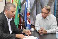 O prefeito de Joinville, Carlito Merss, foi classificado para a fase nacional do 7º Prêmio Prefeito Empreendedor, concedido pelo Sebrae. A notícia foi dada pelo coordenador Regional Norte do Sebrae/SC, Jaime Dias Júnior, durante encontro na Prefeitura na tarde desta quinta-feira (3/5). - Fotografo: Mauro Artur Schlieck - Data: 03/05/2012