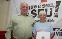 A Prefeitura de Joinville, por meio da Secretaria de Habitação, entregou na noite de ontem (16/10), mais 115 matrículas com o registro de transferência de imóveis a famílias que residem no bairro Espinheiros. Um deles foi para dona Eunice Costa André, aposentada de 76 anos. - Fotografo: Mauro Artur Schlieck - Data: 17/10/2012