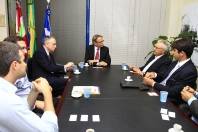 Prefeito Carlito Merss (centro) recebeu nesta quarta (7/3) a visita do presidente mundial da empresa náutica norteamericana Brunswick, Dustan McCoy (E), e do presidente na América Latina, William Gress (D). Empresa está instalando unidade em Joinville. - Fotografo: Mauro Schlieck - Data: 07/03/2012