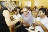 A Prefeitura de Joinville, por meio da Secretaria de Educação, entregou hoje (15/3) as obras de reforma e melhorias no Centro de Educação Infantil Sementinha. A diretora Claudia Medeiros Soares entrou ao prefeito Carlito uma doce lembraça do CEI. - Fotografo: Mauro Artur Schlieck - Data: 15/03/2012