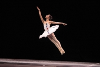 A noite deste sábado (21/7) no Festival de Dança de Joinville teve apresentações de Ballet Clássico de Repertório. Na Variação Feminina, Categoria Sênior, Corpo de Baile Jovem da Escola Municipal Bailado de Santos com a coreografia Harlequinade. - Fotografo: Mauro Artur Schlieck - Data: 21/07/2012