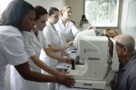 Os primeiros atendimentos oftalmológicos nas dependências do Hospital e Maternidade Bethesda, aconteceram nesta segunda-feira (28/11). Atualmente, 12 mil pessoas aguardam por uma consulta com um oftalmologista. Arcides Patrício João Martins (D), foi um dos dez primeiros pacientes do dia - Fotografo: Kátia Nascimento - Data: 28/11/2011