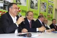 O prefeito de Joinville, Carlito Merss, e o governador de Santa Catarina, Raimundo Colombo, assinaram na tarde desta sexta-feira (21/10) o contrato do Programa “BADESC Cidades” no valor de R$ 10.673147,98 - Fotografo: Mauro Artur Schlieck - Data: 21/10/2011