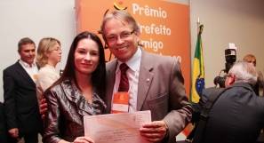 O prefeito de Joinville, Carlito Merss, recebeu na quarta-feira (27/6) o Destaque Nacional do Prêmio Prefeito Amigo da Criança da Fundação Abrinq. A presidente do Conselho Municipal dos Direitos da Criança e do Adolescente, Daiana Delamar Agostinho (esq.), participou da cerimônia. - Fotografo: Divulgação - Data: 27/06/2012