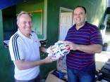 Nessa quinta-feira (14/6), a Fundação de Esportes, Lazer e Eventos de Joinville, por meio do presidente Flávio Sérgio Pscheidt, entregou 53 pares de sapatilhas para os atletas que treinam diariamente na pista de atletismo da Univille.  - Fotografo: Divulgação Felej - Data: 15/06/2012