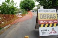 A Prefeitura de Joinville por meio da Secretaria de Infraestrutura Urbana está trabalhando nesta semana também na contenção da erosão, junto à avenida Hermann August Lepper, próximo ao Arquivo Histórico de Joinville.   A obra começou na manhã de ontem(3) num trecho de 30 metros. - Fotografo: Ruy Ferrari/SEINFRA - Data: 04/11/2011
