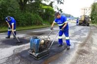 As seis frentes do serviço de tapa-buracos estão em ruas de sete bairros de Joinville. Uma das equipes trabalha na rua Independência, bairro Anita Garibaldi. - Fotografo: Mauro Artur Schlieck - Data: 02/08/2012