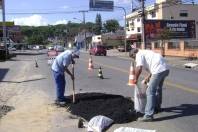 O serviço de tapa-buracos da Secretaria de Infraestrutura Urbana de Joinville é um serviço emergencial que continua e trabalha, inclusive, nos fins de semana. - Fotografo: Vilmar Rebello - Data: 17/05/2012