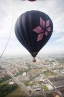 Durante quatro dias, o céu do município esteve colorido devido à 3º edição do Festival de Balonismo de Joinville que encerrou no domingo (9/12). O evento encantou os joinvilenses e inseriu nesses dias - naturalmente - um novo hábito em sua rotina, olhar para o céu. - Fotografo: Divulgação Fundação Turística - Data: 10/12/2012
