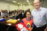 Na manhã dessa quarta-feira (09/04), os nove alunos do projeto Aluno Guia, premiados pelo concurso Todos Por um Trânsito Melhor, receberam um kit escolar e tomaram café com o Prefeito Carlito Merss. Ana Beatriz da Escola Municipal Anita Garibaldi. - Fotografo: Kátia Nascimento - Data: 09/05/2012