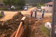 A Prefeitura de Joinville faz obras de drenagem para melhorar a qualidade de vida dos moradores do Jardim Sofia. Uma das frentes de trabalho é a colocação de tubos na rua José Josimar da Silva, ligando as ruas Dorothóvio de Nascimento até a rua Abelardo José Avelino. - Fotografo: Ruy Ferrari - Data: 16/01/2012