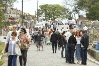 Grande movimento no Cemitério Municipal do bairro Atiradores no dia de Finados. Muitas pessoas levaram flores para enfeitar os túmulos - Fotografo: Kátia Nascimento - Data: 02/11/2011