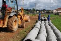 A Prefeitura de Joinville reiniciou os trabalhos de conclusão da ponte da Rua dos Aimorés, no bairro Petrópolis. Desde a semana passada, máquinas e homens estão preparando a drenagem da rua, antes de construir as cabeceiras.  - Fotografo: Ruy Ferrari / Seinfra - Data: 01/06/2012