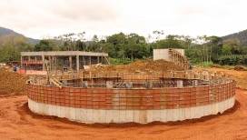 Águas de Joinville prossegue com a ampliação da ETA Cubatão. A primeira fase é a construção da Estação de Tratamento de Lodo (ETL), que está 70% concluída. - Fotografo: Divulgação/Águas de Joinville - Data: 08/10/2012