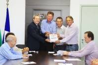 O prefeito Carlito Merss entrega ao presidente da Câmara de Vereadores de Joinville, Odir Nunes, o Projeto de Lei de Ordenamento Territorial - Fotografo: Mauro Artur Schlieck - Data: 08/11/2011