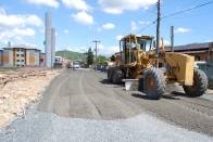 Nesta semana, a Prefeitura de Joinville por meio da Secretaria Regional do Boehmerwald e da Unidade de pavimentação da Seinfra, iniciou preparação para asfaltamento da rua Juliano Busarello, no bairro Boehmerwald.  - Fotografo: Ruy Ferrari/SEINFRA - Data: 07/03/2012