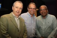  Imagens da 9ª Feira do Livro nesta segunda-feira (16/4). O palestrante Carlos Lemos Chernicharo (E), prefeito Carlito Merss (C) e Luiz Alberto de Souza, diretor-presidente da Cia Águas de Joinville.  - Fotografo: Kátia Nascimento - Data: 17/04/2012