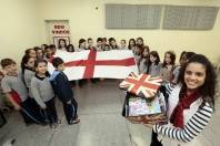 Abertura da caixa com cartas e presentes vindas da Inglaterra para alunos da Escola Municipal Hilda Anna Krisch - Fotografo: Rogerio da Silva - Data: 01/07/2015