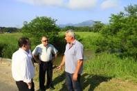 O prefeito em exercício de Joinville, Ingo Butzke, visitou na manhã desta sexta-feira (20/1) a região de cobertura da Secretaria Regional do Vila Nova. Na foto o secretário Valério mostra o trabalho de limpeza e drenagem feito nas maregens da Rodovia do Arroz. - Fotografo: Mauro Artur Schlieck - Data: 20/01/2012