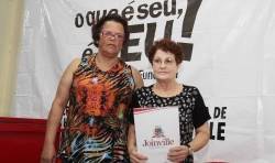 A Prefeitura de Joinville, por meio da Secretaria de Habitação, entregou na noite de ontem (16/10), mais 115 matrículas com o registro de transferência de imóveis a famílias que residem no bairro Espinheiros. Um deles foi para dona  Cleusa Aldrigue, 60 anos. - Fotografo: Mauro Artur Schlieck - Data: 17/10/2012