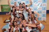 Basquete de Joinville comemora a conquista do troféu de primeiro lugar nos Jogos Abertos de SC - Fotografo: Petra Mafalda/Fesporte - Data: 17/11/2012