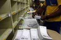Os carnês Imposto Predial e Territorial Urbano (IPTU) começaram a ser separados e entregues pelos Correios nesta quarta-feira (5/12). O objetivo é concluir a distribuição até o dia 21 de dezembro - Fotografo: Kátia Nascimento - Data: 05/12/2012