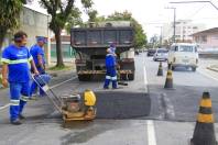 Equipes de manutenção de vias da Prefeitura de Joinville trabalharam nesta sexta-feira (08/6) na rua Padre Kolb, bairro Bucarein. - Fotografo: Mauro Artur Schlieck - Data: 08/06/2012