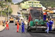 A Prefeitura de Joinville, por meio da divisão de pavimentação da Seinfra, pavimenta mais um trecho da rua Arthur Zoefeld, bairro Iririú. Hoje (15/5) a equipe está na esquina da Papa com a Artur Zoefeld A obra faz parte da abertura do binário da rua Papa João 23. - Fotografo: Mauro Artur Schlieck - Data: 15/05/2012