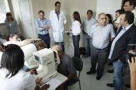 O prefeito de Joinville, Carlito Merss, e o secretário municipal da Saúde, Tarcísio Crocomo, acompanharam, nesta segunda-feira (28/11), os primeiros atendimentos oftalmológicos nas dependências do Hospital e Maternidade Bethesda, em Pirabeiraba. - Fotografo: Kátia Nascimento - Data: 28/11/2011