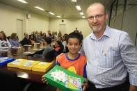 Na manhã dessa quarta-feira (09/04), os nove alunos do projeto Aluno Guia, premiados pelo concurso Todos Por um Trânsito Melhor, receberam um kit escolar e tomaram café com o Prefeito Carlito Merss. Lucas Santana da Escola Municipal Oswaldo Cabral. - Fotografo: Kátia Nascimento - Data: 09/05/2012